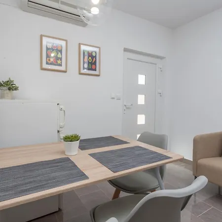 Mamma Mia Apartments-city Center Apartment Hvar Town